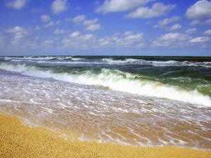 на море