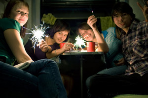 Поехать с близкими друзьями куда-нибудь приятно отдыхать на поезде (именно на поезде)