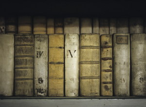 Большая библиотека с витражами