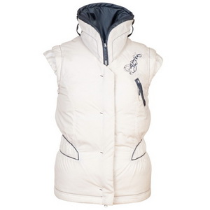 Белая приталенная жилетка на холодную погоду