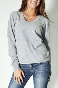 серый пуловер