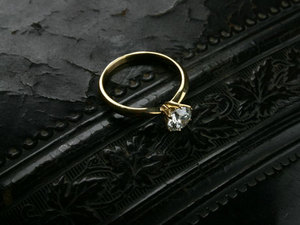 Кольцо с бриллиантом