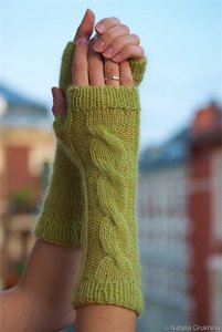 митенки коричневые/серо-коричневые) или перчатки с открывающимися пальчиками)