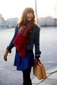 большущий теплый яркий шарф с узорами на концах