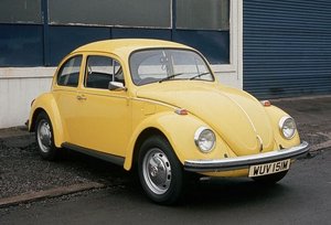 Жёлтый Volkswagen Beetle!