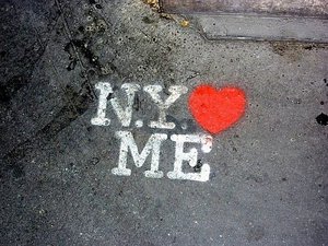 признание краской под окном