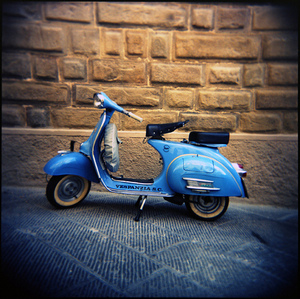 голубая Vespa