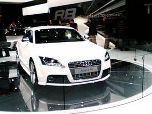 белая Audi TT или R8