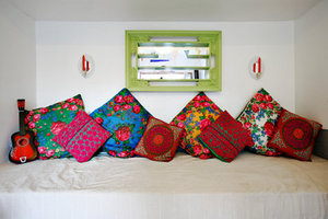разноцветные подушки