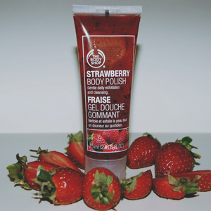 the body shop Strawberry Body Polish