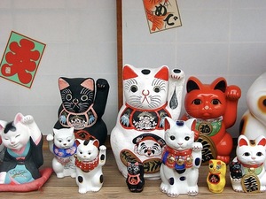 красивую статуэтку Maneki Neko и чтобы лапка качалась )