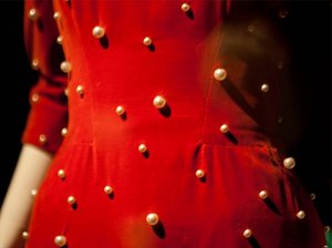 платье из красного бархата, украшенное бусинами/жемчужинами разного размера
