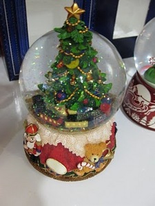новогодний стеклянный шар со снегом внутри