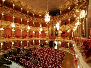 ins Theater gehen