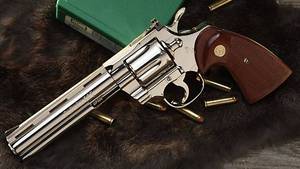 Револьвер Colt Python с 8 дюймовым стволом. И ещё один с 6 дюймовым.