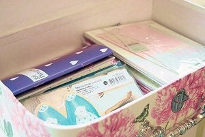 цветную или деревянную шкатулку