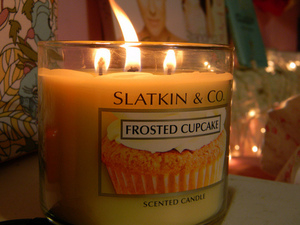 Slatkin & Co Candle Frosted Cupcake