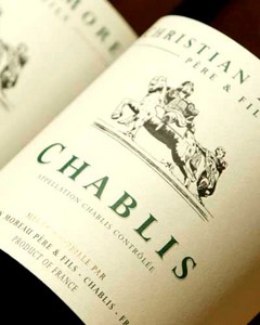 Бутылка вина Chablis