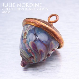 Сумасшедший стеклянный желудь от Julie Nordine