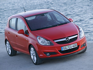 Купить авто, а лучше пусть кто-нибудь подарит весной 2011 красный Opel Corsa