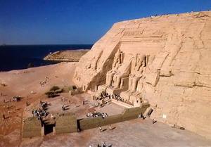 Храм Абу-Симбел на отвесной скале из песчаника, Египет