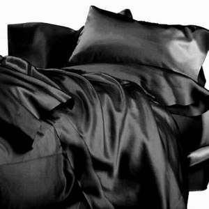 Черное шёлковое постельное бельё