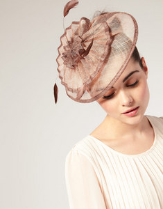 Шляпка на обруче ASOS Origami Pleat Detail Sinamay Fascinator with Soft Feather Detail