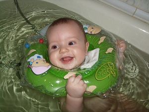 Круг для купания новорожденного Baby Swimmer