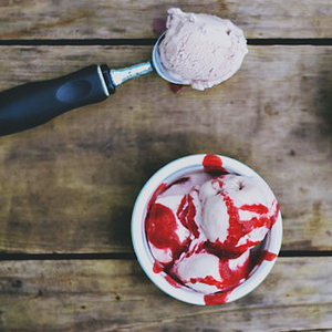 Ice cream scoop with ejector