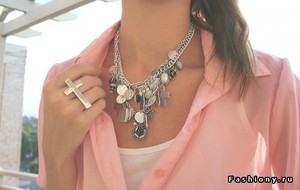 громоздкое украшение на шею