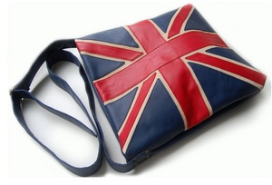 сумка через плечо с британским флагом от Asya Malbershtein