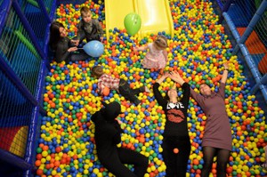 В бассейне с шариками попрыгать с друзьями