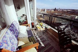 диван и столик на балконе