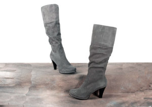 Сапожки демисезонные на низком каблуке