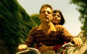 Ехать на мотороллере где-нибудь, где очень романтично, и крепко обнимать тебя за талию