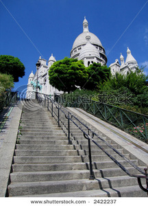 Сидеть на ступенях Basilique du Sacr&#233; C&#339;ur, пить глинтвейн