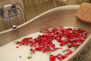 SPA ванна с цветами, арома-свечами и молоком.