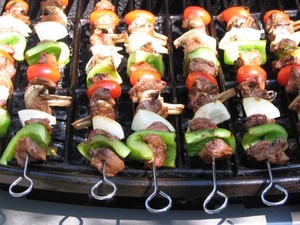 хавать запеченную на костре шашлычно-помидорную няшку