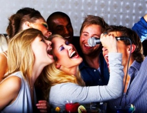 набухаться и петь в караоке