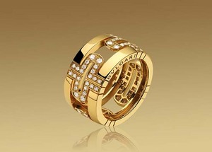 Bulgari PARENTESI large band ring in 18kt yellow gold with demi pav&#233; diamonds