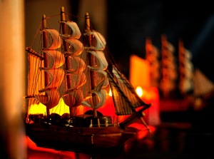 Деревянный кораблик