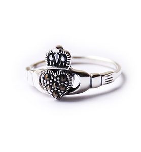 Кольцо кладдах с марказитом, 18,5