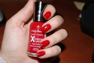 Sally Hansen "Cherry red"