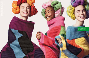 много разноцветных свитеров из United Colors of Benetton