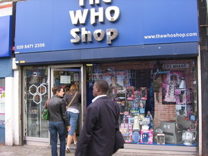 Посетить в Англии магазин "Doctor Who"  и накупить много разной дребедени