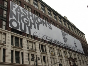 участвовать в Fashion's Night Out 2012