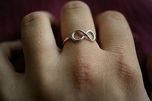 кольцо в виде значка бесконечности