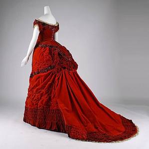 Тёмно-красное бальное платье с турнюром