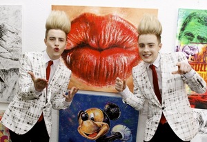 услышать новые песни Jedward.