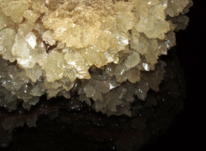 Полазать в крупных пещерах и заночевать внутри